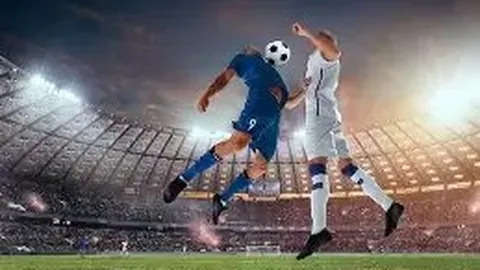 杨幂街头遇围观羞涩遮面，与小9岁许凯嬉戏打闹